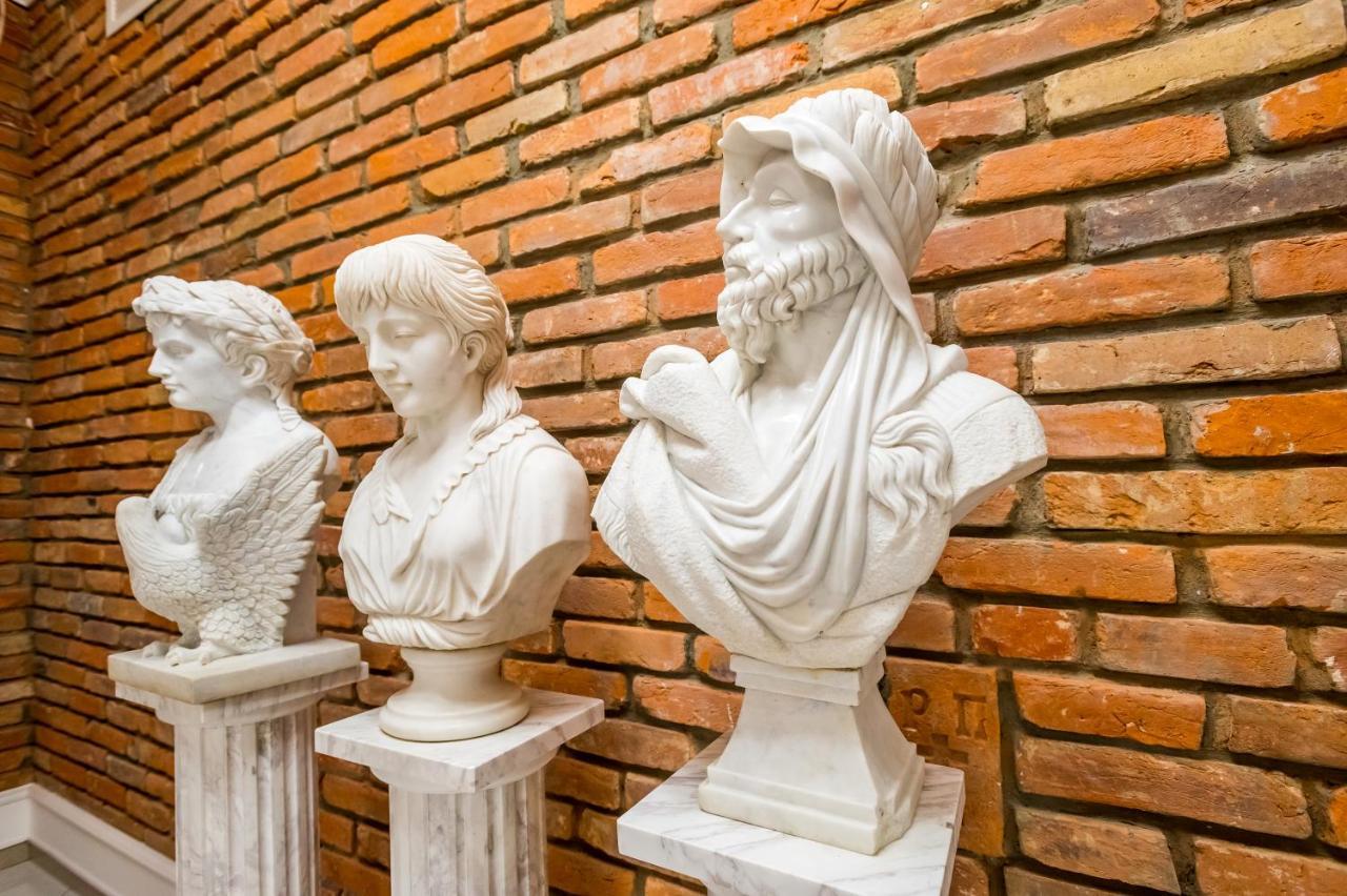 Hotel France Виниця Екстериор снимка Marble busts of the Roman gods Apollo, Venus, and Mars