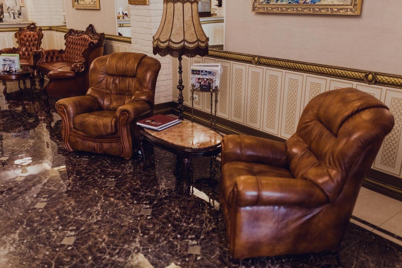 Hotel France Виниця Екстериор снимка A pair of leather armchairs